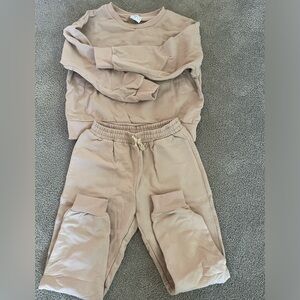 Super cozy neutral sweatsuit. Worn once!